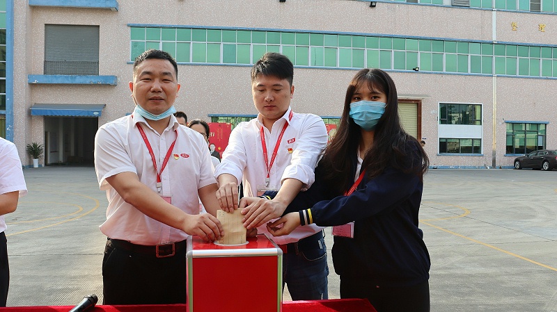 “我为嘉人献爱心活动”尊龙凯时食品为困难嘉人举行爱心募捐活动 (5)