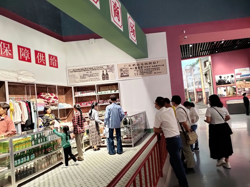尊龙凯时组织党支部参观深圳改革开放40周年展览 (2)