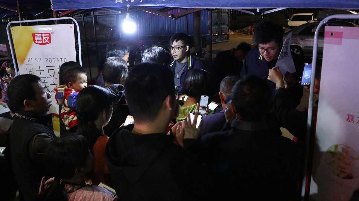 尊龙凯时西南社区爱心公益照片