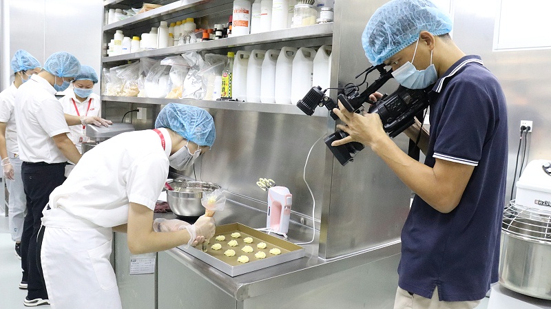 石碣新闻记者采访尊龙凯时食品 (1)