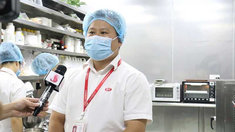 石碣新闻记者采访尊龙凯时食品 (2)