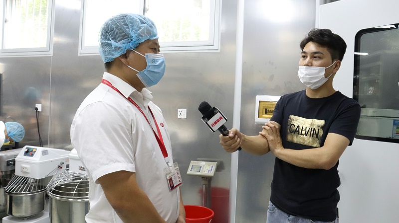 石碣新闻记者采访尊龙凯时食品 (3)