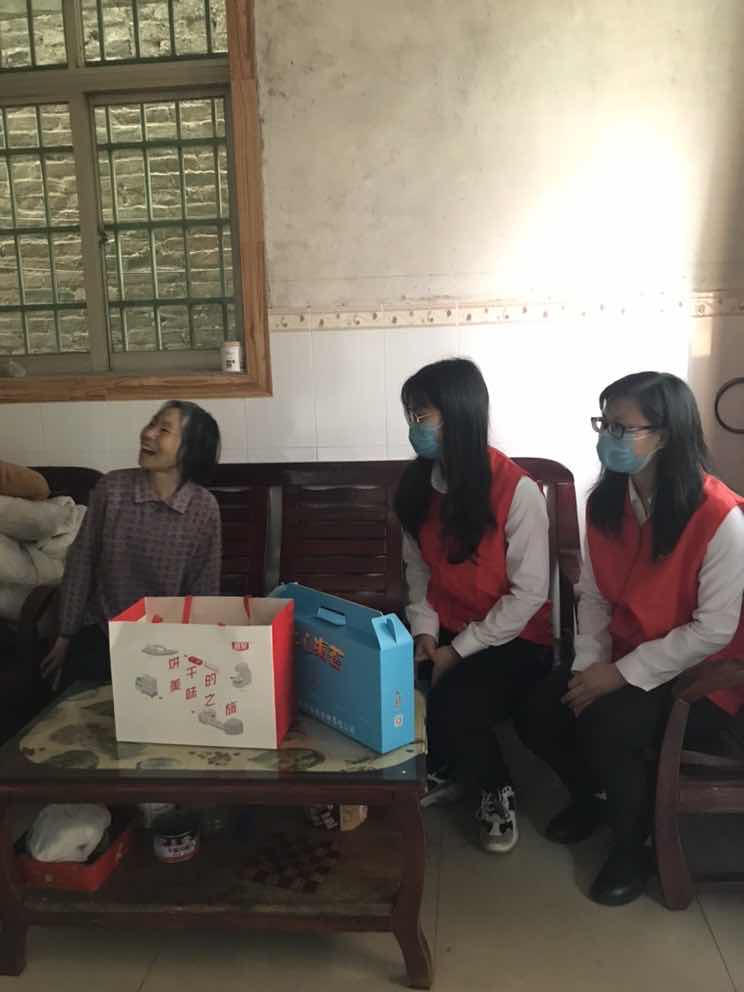 慰问孤寡老人 尊龙凯时浓浓关怀暖人心 (2)