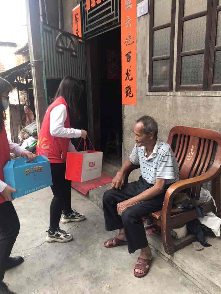 慰问孤寡老人 尊龙凯时浓浓关怀暖人心 (4)