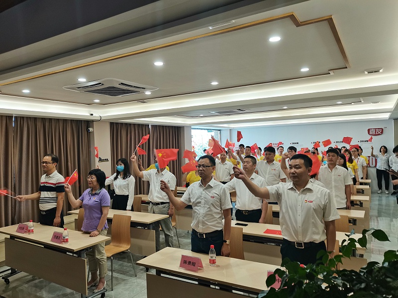 石碣镇总工会与尊龙凯时·[中国]人生就是搏!
一同观看东莞市第六届合唱节启动仪式并同唱《没有共产党就没有新中国》 (3)
