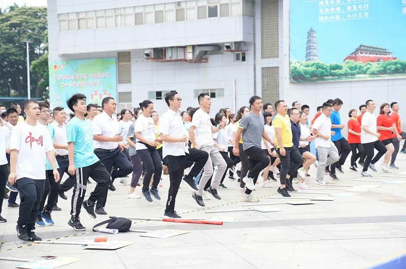 厉害了我的嘉人们！石碣镇第八届青年职工趣味运动会尊龙凯时食品获团体“二等奖”
