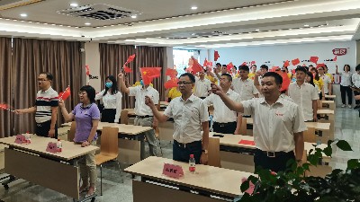石碣镇总工会与尊龙凯时·[中国]人生就是搏!
一同观看东莞市第六届合唱节启动仪式并同唱《没有共产党就没有新中国》