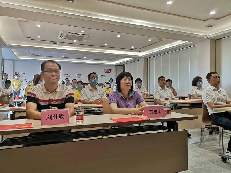 石碣镇总工会与尊龙凯时·[中国]人生就是搏!
一同观看东莞市第六届合唱节启动仪式并同唱《没有共产党就没有新中国》